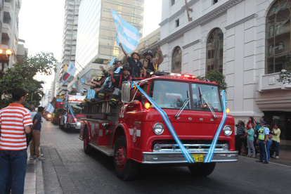 LOS BOMBEROS RINDIERON HOMENAJE A GUAYAQUIL POR LOS 481 AÑOS DE FUNDACIÓN.
31072016 - Desfile motorizado del Cuerpo de Bomberos / Guayaquil - Ecuador / Alex Lima / EXPRESO.