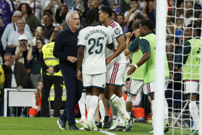 El entrenador del Real Madrid, José Mourinho (i) celebra con su delantero Yan Diomande (c) el 1-0.