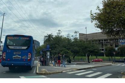Un bus, de la compañía Latina, en la av. Patria, muy cerca de la Casa de la Cultura Ecuatoriana. El registro municipal va en la placa azul.