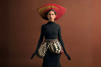 Nicol lleva la moda ecuatoriana con naturalidad, y eso es parte de su sello frente al lente.