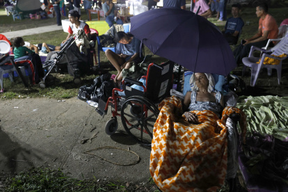Elodia Oliva (94 años) descansa en un parque este sábado, en el centro de Tonosí (Panamá).