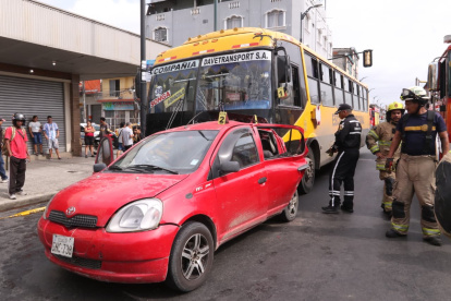 Un expreso colisionó con un auto en Quito y Capitán Nájera, dejando dos personas heridas.