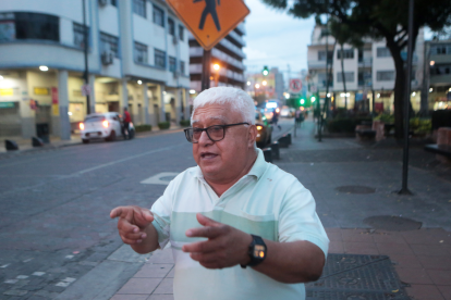 Francisco Bravo, de 70 años, llegó desde Loja a vivir al Guayaquil de los lagarteros, las estaciones de buses en los parques y los viajes a Durán en lancha.