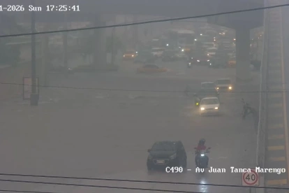 Juan Tanca Marengo: La acumulación de agua en los exteriores del Colegio Americano dificultó el tránsito vehicular durante la tarde de este domingo.