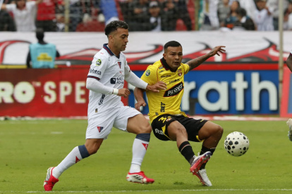 Liga de Quito y Barcelona jugando en el estadio Rodrigo Paz.