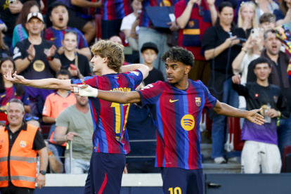 El delantero del Barcelona Anthony Gordon (i) celebra junto a Lamine Yamal tras marcar ante el Getafe CF.