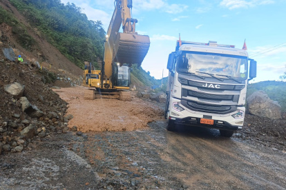 En el kilómetro 90 de la vía Cuenca- Molleturo- El Empalme se ejecutan tareas de limpieza de un deslave. La vía está cerrada.