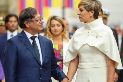 Gustavo Petro y su ahora exexposa Verónica Alcocer fueron fotografiados juntos en un evento oficial durante la Presidencia de Petro.