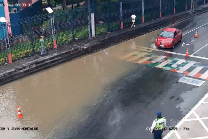 El domingo se reportó acumulación de agua por marea alta en la avenida Malecón.