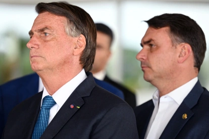 El expresidente Jair Bolsonaro (i) en en evento oficial pasado junto a su hijo y senador Flávio Bolsonaro (d).
