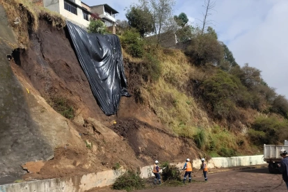 Este 12 de octubre continúan los trabajos tras el deslizamiento de tierra en la Mariano Hinojosa y Autopista General Rumiñahui.
