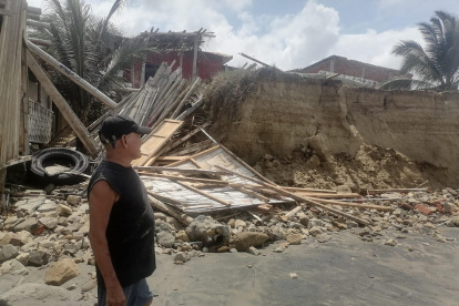 Una vivienda en Punta Bikini, San Clemente, norte de Manabí, fue afectada por los oleajes y la erosión costera