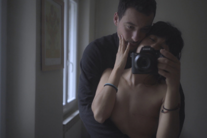 El documental plantea preguntas sobre las condiciones en las que una persona enfrenta una enfermedad y las responsabilidades que asumen quienes la rodean.