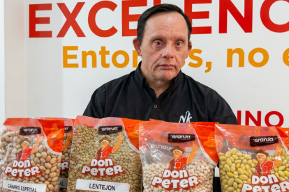 Don Peter, colaborador de Supermercados La Granja desde hace 18 años, inspira con una historia de trabajo, compañerismo y crecimiento que hoy da nombre a una nueva marca de granos.