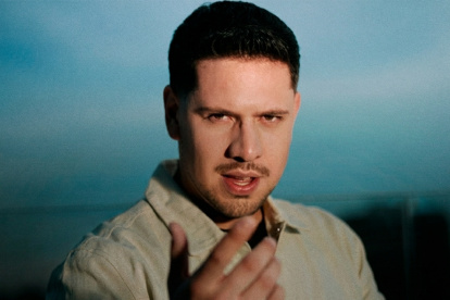 Siento es el segundo sencillo del próximo EP del artista. El videoclip fue grabado en Quito.