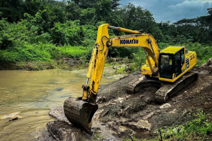 Una máquina trabaja para limpiar la zona y minizar el efecto de las inundaciones.