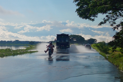 Babahoyo bajo el agua: comunidades aisladas y sin acceso a agua potable.