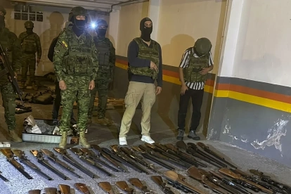 El Bloque de Seguridad presentó como un golpe al crimen la incautación de 54 armas de fuego y miles de cartuchos, pero antes manipularon la escena.