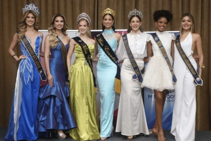 Durante el evento se entregaron bandas a finalistas y semifinalistas de Miss Ecuador 2026, quienes representarán al país en varios certámenes de belleza.