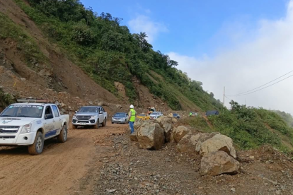 Equipos de emergencia y maquinaria trabajaron en la remoción de escombros para restablecer la circulación en las vías afectadas por las intensas lluvias.