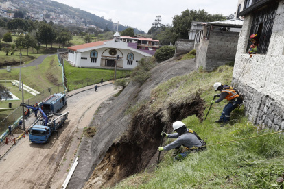 Emergencia en Madrigal. Los trabajos de limpieza continúan tras el deslizamiento de tierra registrado en este barrio del sector de Monjas, al oriente de Quito.