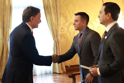 La entrega de credenciales marcó el inicio formal de sus funciones diplomáticas en Ecuador.
