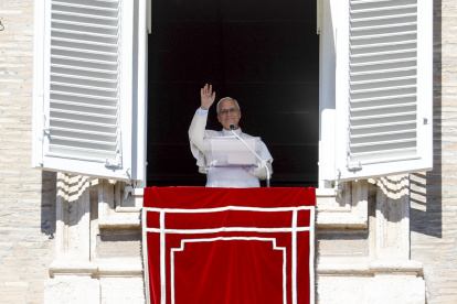 El Papa León XIV dirige el rezo del Ángelus desde la ventana de su despacho con vistas a la Plaza de San Pedro, en la Ciudad del Vaticano, el 11 de octubre de 2026.