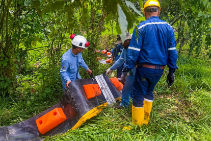 Petroecuador ejecuta trabajos de contingencia tras una fuga de crudo en el SOTE, en Quinindé, Esmeraldas.