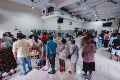 Usuarios en las oficinas de servicio del Palacio Municipal de Guayaquil.