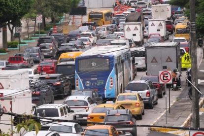 Aún se puede observar una obra en la avenida Juan Tanca Marengo, norte de Guayaquil.