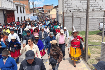 Comunidades marcharon el 12 de octubre en Cañar por extorsiones y amenazas a comerciantes.