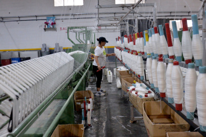 Una persona realiza su trabajo en una industria de textil, en Quito.
