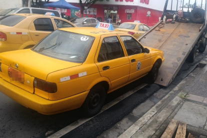 ATM retiene taxi denunciado en redes por circular con placa ilegible.