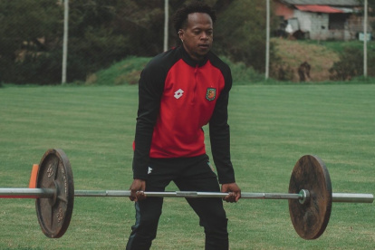 Las lesiones afectaron a Romario Ibarra en el Deportivo Cuenca.