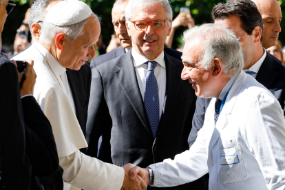 El papa León XIV (izquierda) fue recibido por el médico Andrea Cambieri, quien encabeza el equipo que lo operará.