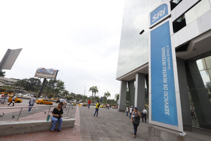 El edificio del Servicio de Rentas Internas en la avenida Orellana, en Guayaquil.