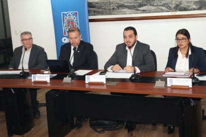El Secretario de Seguridad, Gustavo Chiriboga, y directores de otras entidades municipales, durante una rueda de prensa este 13 de octubre de 2026.
