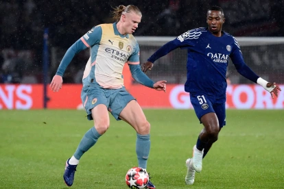 Erling Haaland (i) y Willian Pacho (d) se enfrentaron en enero de 2025, por la Champions, con triunfo del PSG.