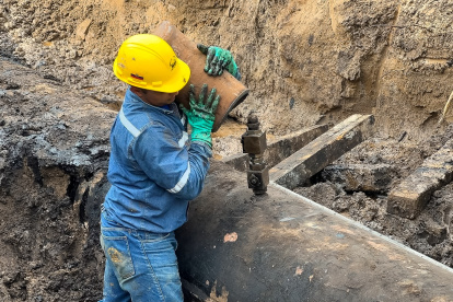 Personal de Petroecuador ejecuta trabajos de contención, limpieza y recuperación del crudo derramado en el SOTE, en Quinindé, Esmeraldas.