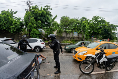 Agentes policiales durante las detenciones en el norte de Guayaquil.