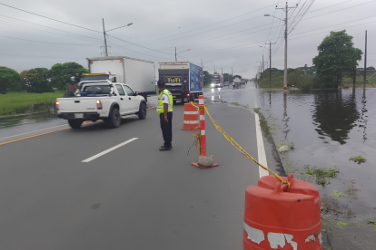 Las fuertes lluvias anegaron calles y vías de Babahoyo, afectando la movilidad de habitantes y transportistas.