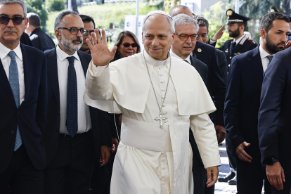 Fotografía del papa León XIV (C) llegando al Hospital Universitario Agostino Gemelli de Roma, Italia.