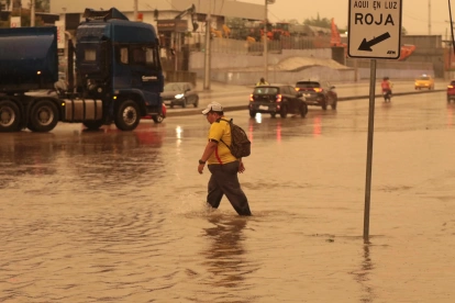 Las lluvias del domingo 11 de octubre provocaron acumulaciones de agua en diferentes sectores del norte de Guayaquil.