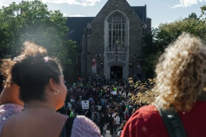 Concentración en la Plaza Ho de la Universidad de Cornell en la que se reclama por el caso sobre la violación grupal de una estudiante en 2024.