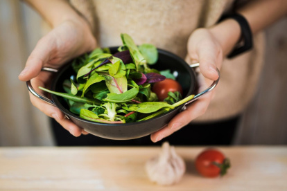 La espinaca aporta hierro, aunque otros alimentos ofrecen mayores cantidades