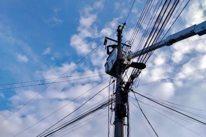 Desde la semana pasada, usuarios han alertado sobre cortes de luz en varios sectores de Quito.