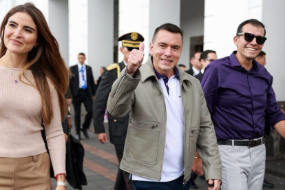 El presidente Daniel Noboa junto a los candidatos de ADN a la Alcaldía de Quito, Harold Burbano (d), y a la Prefectura de Pichincha, Giovanna Ubidia (i).