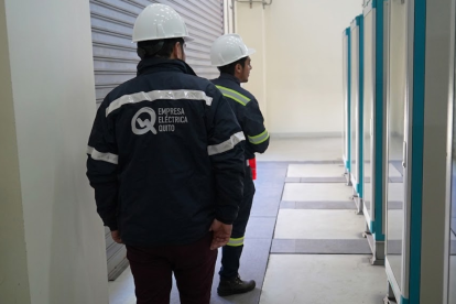 Imagen referencial de trabajadores de la Empresa Eléctrica Quito.
