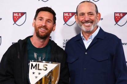 Lionel Messi junto a Don Garber, comisionado de la Major League Soccer.