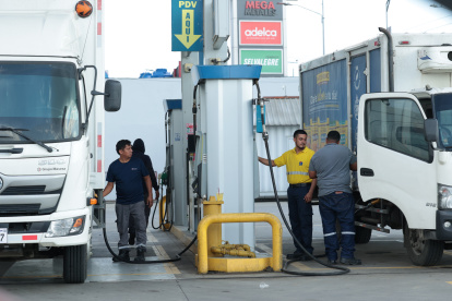 Camiones cargan diésel premium para trabajar, en una gasolinera de Guayaquil.